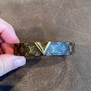 Louis Vuitton Essential V Bracelet